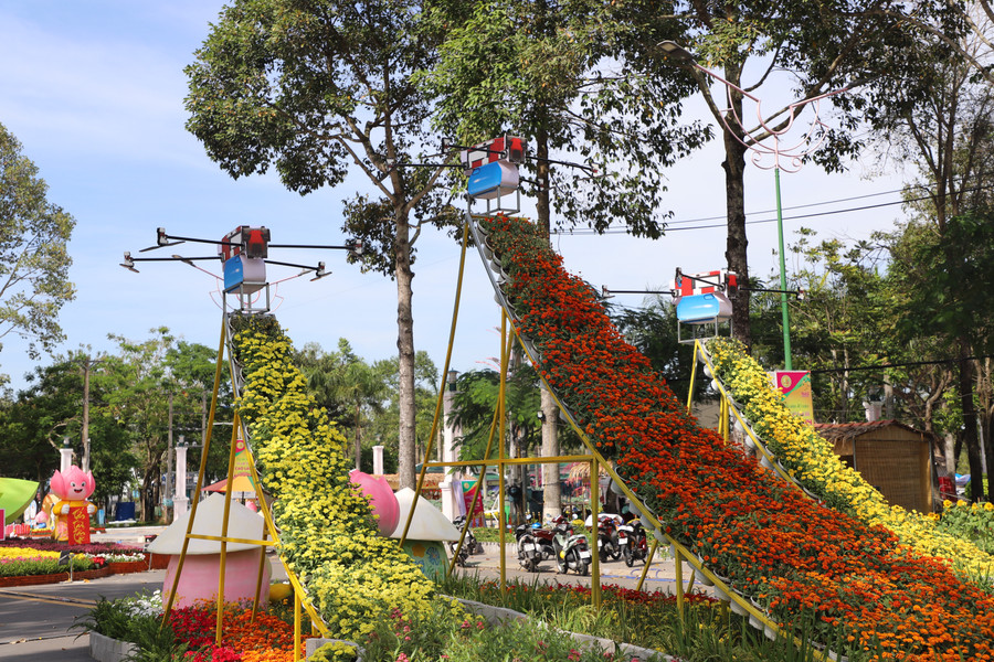 Đường hoa sử dụng hơn 100 ngàn chậu hoa địa phương, chủ lực là hoa Sa Đéc. Đường hoa sử dụng hơn 100 ngàn chậu hoa địa phương, chủ lực là hoa Sa Đéc.