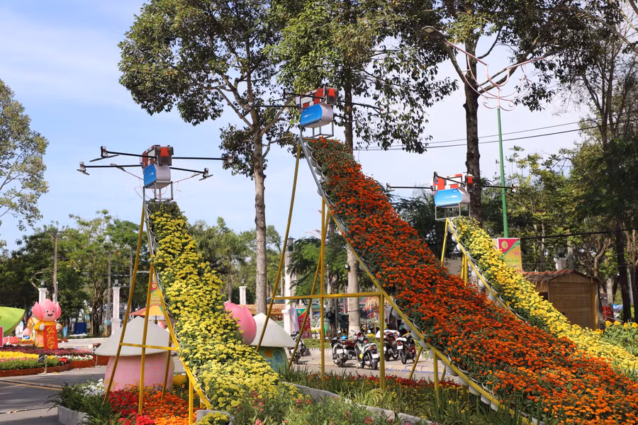 Đường hoa sử dụng hơn 100 ngàn chậu hoa địa phương, chủ lực là hoa Sa Đéc.