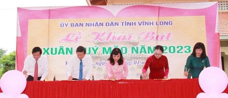 Đại biểu khai bút đầu Xuân Quý Mão 2023.