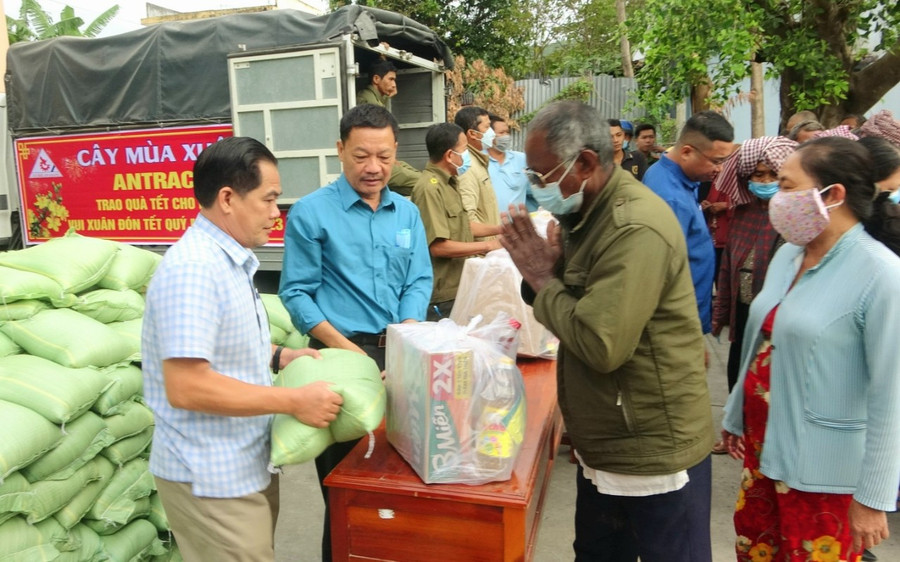 Các tổ chức, cá nhân trao tặng quà Tết đến hộ nghèo huyện miền núi Tri Tôn (An Giang). Các tổ chức, cá nhân trao tặng quà Tết đến hộ nghèo huyện miền núi Tri Tôn (An Giang).