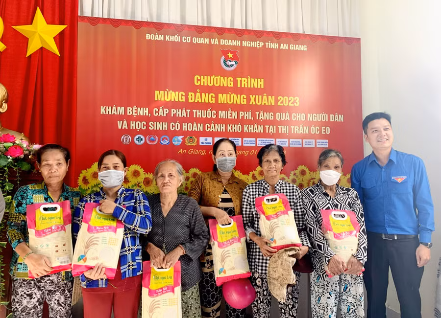 Đại diện các đơn vị đồng hành trao tặng quà Tết cho các hộ dân Khmer thị trấn Óc Eo (Thoại Sơn, An Giang).