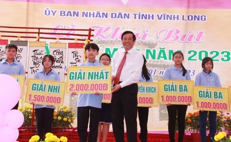 Lãnh đạo tỉnh trao giải hội thi viết chữ đẹp dành cho học sinh THCS. Lãnh đạo tỉnh trao giải hội thi viết chữ đẹp dành cho học sinh THCS.