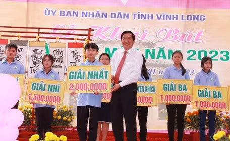 Lãnh đạo tỉnh trao giải hội thi viết chữ đẹp dành cho học sinh THCS.