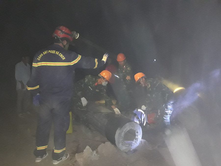 Công binh quân khu 9 đang tính toán thời gian cắt trụ bê tông nhanh và đảm bảo an toàn.