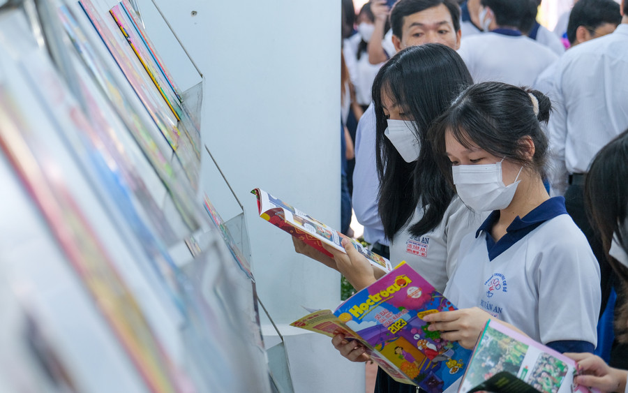 Người dân tham quan tại khu trưng bày, triển lãm Hội Báo Xuân. Người dân tham quan tại khu trưng bày, triển lãm Hội Báo Xuân.