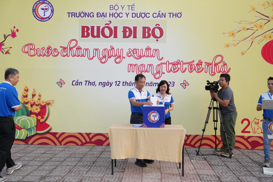 Lãnh đạo trường tham gia quyên góp hỗ trợ. Lãnh đạo trường tham gia quyên góp hỗ trợ.