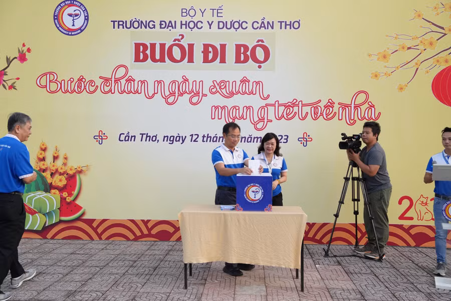 Lãnh đạo trường tham gia quyên góp hỗ trợ.