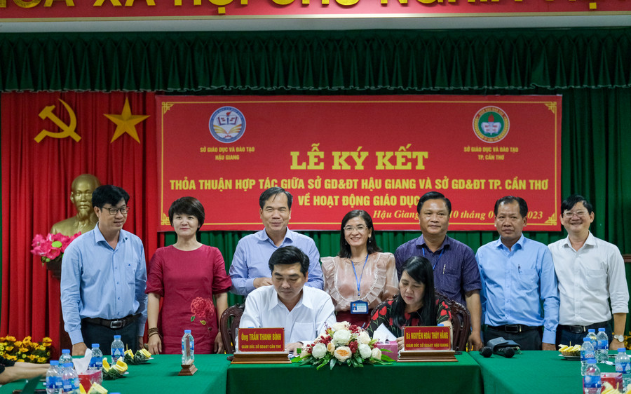 Lãnh đạo Sở GD&ĐT thành phố Cần Thơ và Hậu Giang thực hiện ký kết thoả thuận hợp tác. Lãnh đạo Sở GD&ĐT thành phố Cần Thơ và Hậu Giang thực hiện ký kết thoả thuận hợp tác.