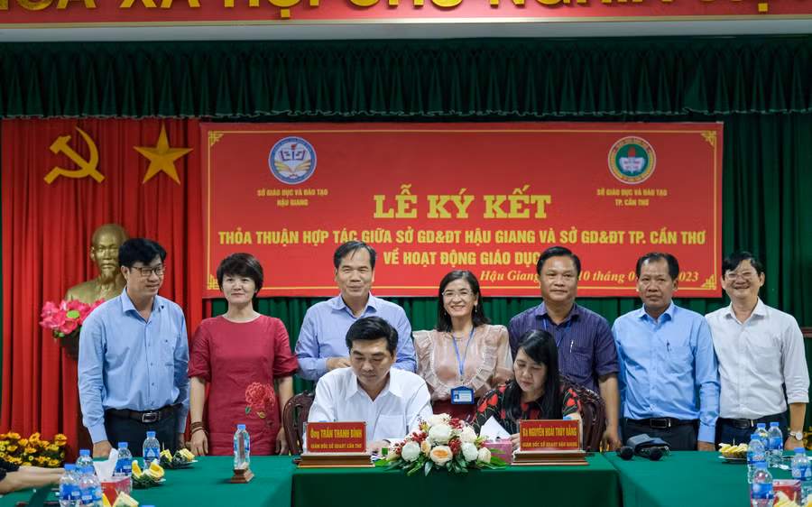 Lãnh đạo Sở GD&amp;ĐT thành phố Cần Thơ và Hậu Giang thực hiện ký kết thoả thuận hợp tác.