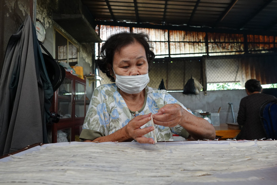 Sắp bánh trải đều lên vỉ đem phơi.