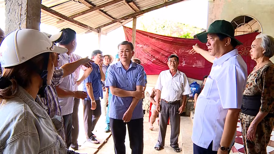  Lãnh đạo UBND tỉnh Vĩnh Long đã đến thăm hỏi, động viên, tặng quà cho các hộ dân bị ảnh hưởng bởi sạt lở.