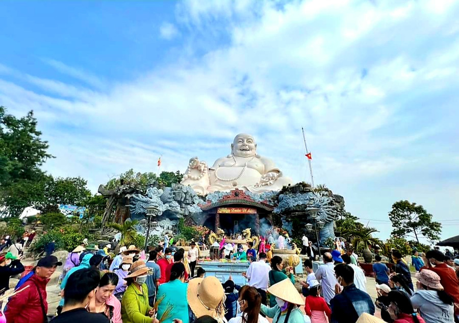 Dịp Tết Nguyên đán Quý Mão 2023, gần 54.000 lượt khách du lịch đến với An Giang. Dịp Tết Nguyên đán Quý Mão 2023, gần 54.000 lượt khách du lịch đến với An Giang.