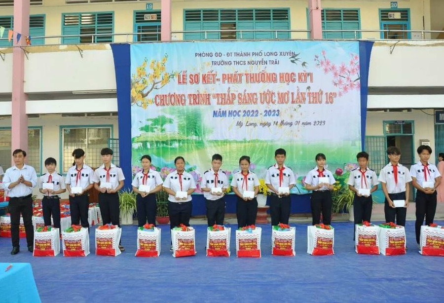 Trường THCS Nguyễn Trãi (TP Long Xuyên) trao tặng 106 phần quà Tết cho học sinh. Trường THCS Nguyễn Trãi (TP Long Xuyên) trao tặng 106 phần quà Tết cho học sinh.