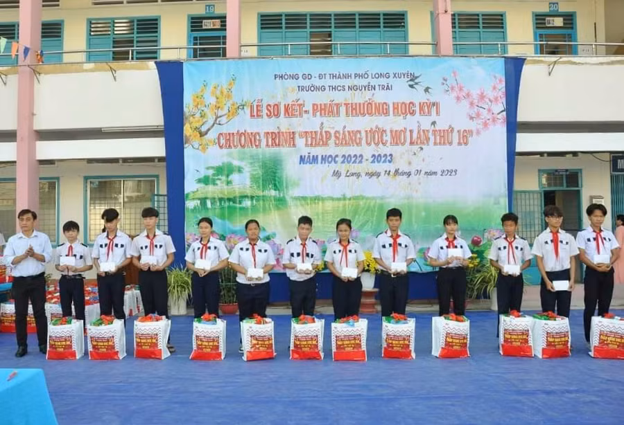 Trường THCS Nguyễn Trãi (TP Long Xuyên) trao tặng 106 phần quà Tết cho học sinh.