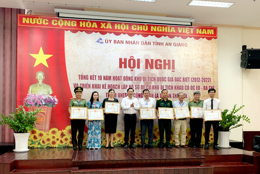 Trao Bằng khen của UBND tỉnh An Giang cho các tập thể và cá nhân đã có thành tích trong công tác bảo tồn và phát huy giá trị di tích quốc gia đặc biệt Óc Eo - Ba Thê, giai đoạn 2012 – 2022. Trao Bằng khen của UBND tỉnh An Giang cho các tập thể và cá nhân đã có thành tích trong công tác bảo tồn và phát huy giá trị di tích quốc gia đặc biệt Óc Eo - Ba Thê, giai đoạn 2012 – 2022.