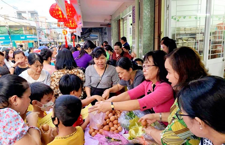 Học sinh An Giang vui xuân đón Tết trong trường học.