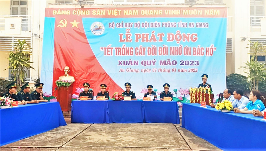 Quang cảnh buổi lễ phát động “Tết trồng cây đời đời nhớ ơn Bác Hồ” tại Đồn biên phòng Quốc tế Vĩnh Xương (Thị xã Tân Châu – An Giang).