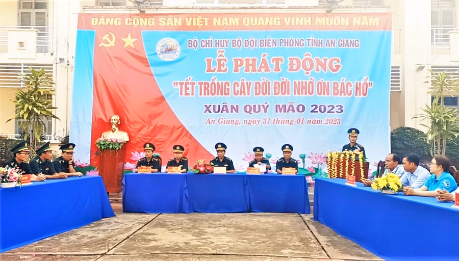Quang cảnh buổi lễ phát động “Tết trồng cây đời đời nhớ ơn Bác Hồ” tại Đồn biên phòng Quốc tế Vĩnh Xương (Thị xã Tân Châu – An Giang).
