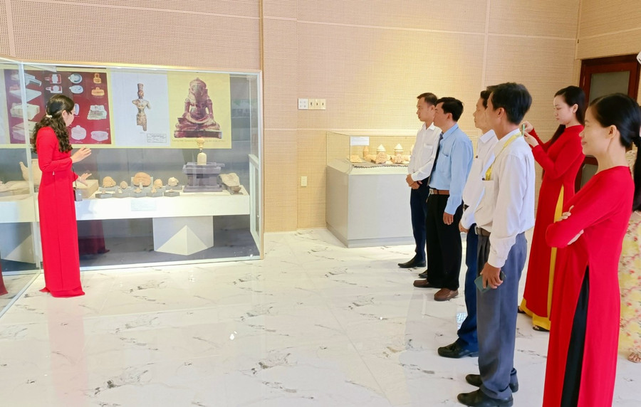 Đại biểu tham quan khu triển lãm.