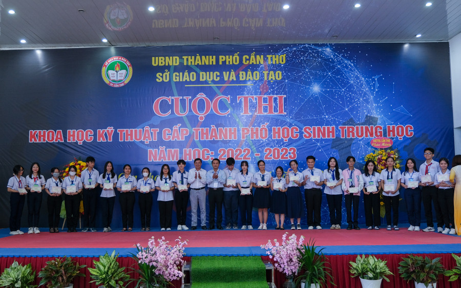 Ban tổ chức trao thưởng cho các dự án đạt giải tại cuộc thi. Ban tổ chức trao thưởng cho các dự án đạt giải tại cuộc thi.
