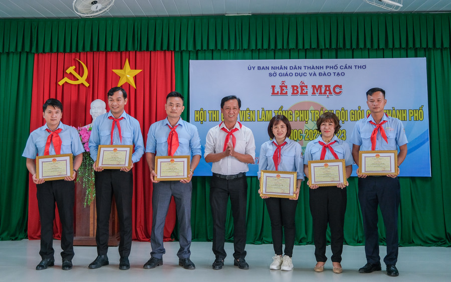 Ban tổ chức trao giải thưởng tại hội thi. Ban tổ chức trao giải thưởng tại hội thi.