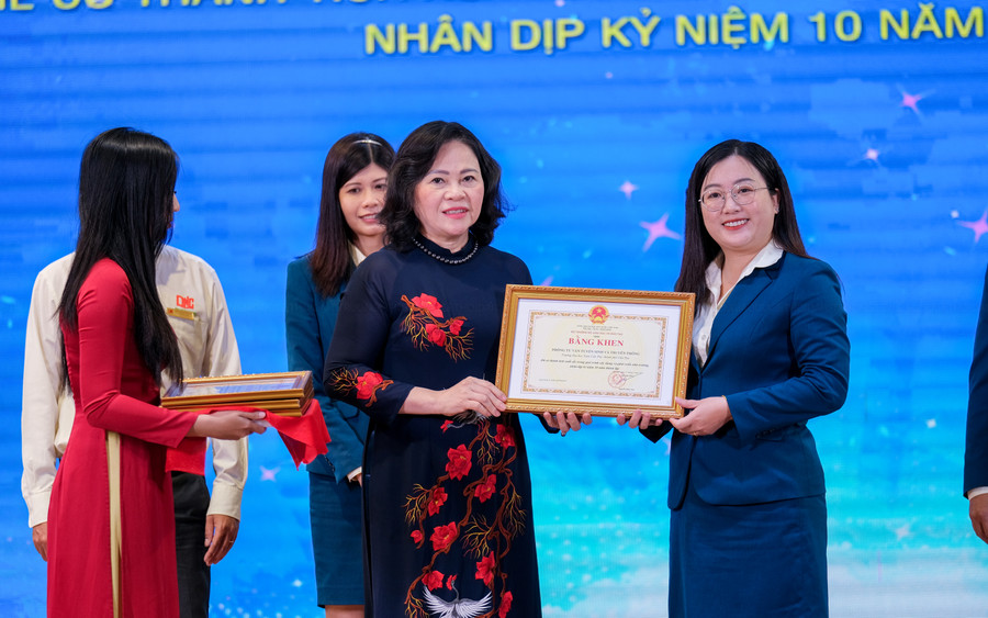 Lãnh đạo Bộ GD&amp;ĐT trao Bằng khen của Bộ truởng cho tập thể cá nhân Trường Đại học Nam Cần Thơ.