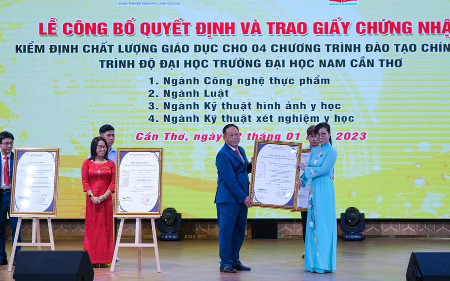 Trung tâm kiểm định chất lượng giáo dục (ĐH Quốc gia Hà Nội) trao quyết định công nhận đạt kiểm định 4 chương trình đào tạo của trường.