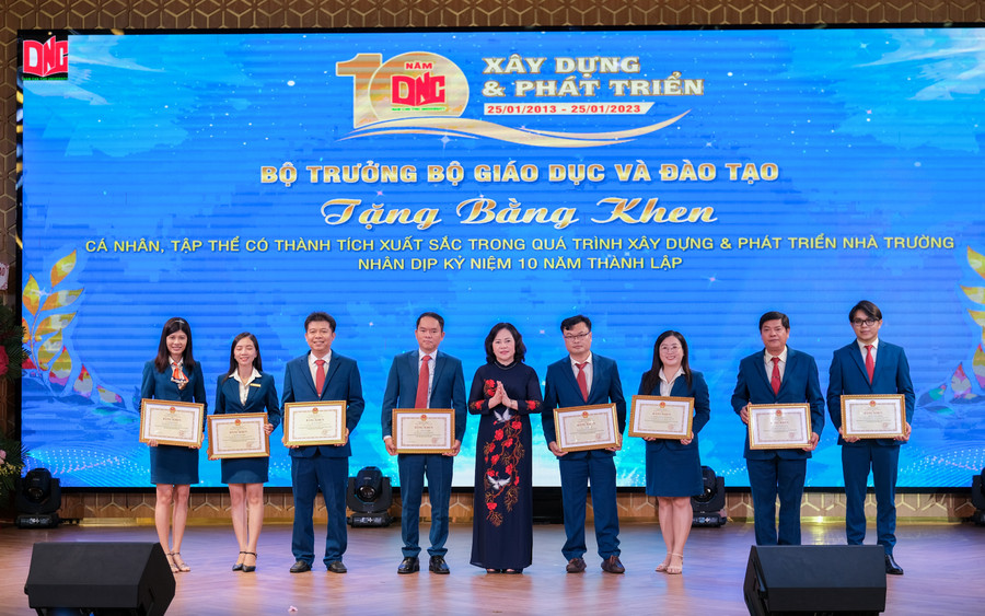 Lãnh đạo Bộ GD&amp;ĐT trao Bằng khen của Bộ truởng cho tập thể cá nhân Trường Đại học Nam Cần Thơ.