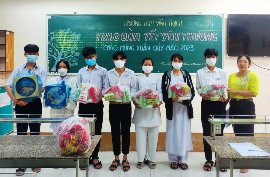 Trường THPT Vĩnh Trạch (An Giang) tặng quà Tết cho học sinh. Trường THPT Vĩnh Trạch (An Giang) tặng quà Tết cho học sinh.