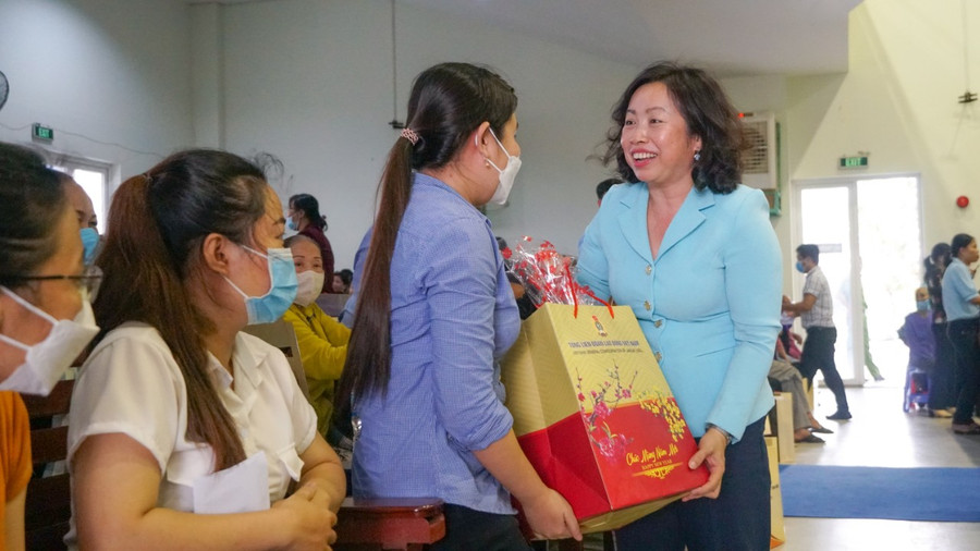 Bà Thái Thu Xương, Phó Chủ tịch Tổng LĐLĐ Việt Nam đã thăm, chúc Tết, tặng quà cho hộ nghèo và công nhân. Bà Thái Thu Xương, Phó Chủ tịch Tổng LĐLĐ Việt Nam đã thăm, chúc Tết, tặng quà cho hộ nghèo và công nhân.