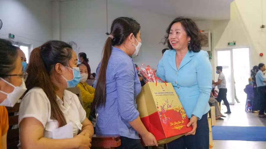 Bà Thái Thu Xương, Phó Chủ tịch Tổng LĐLĐ Việt Nam đã thăm, chúc Tết, tặng quà cho hộ nghèo và công nhân.