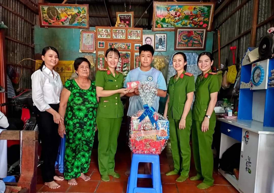 Đại diện Chi đoàn Phòng Kỹ thuật hình sự và Hội Phụ nữ CSND 1 thăm, tặng quà cho bé mồ côi (huyện Châu Thành).