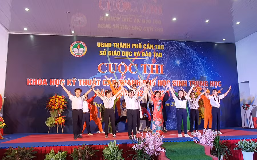 Tiết mục văn nghệ tại lễ khai mạc.