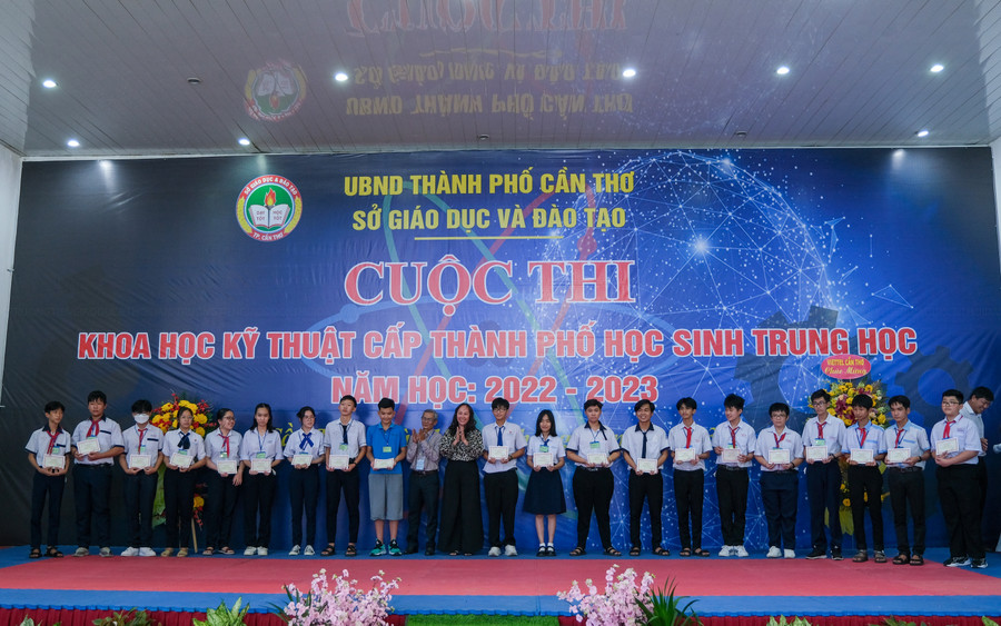Ban tổ chức trao thưởng cho các dự án đạt giải tại cuộc thi. Ban tổ chức trao thưởng cho các dự án đạt giải tại cuộc thi.