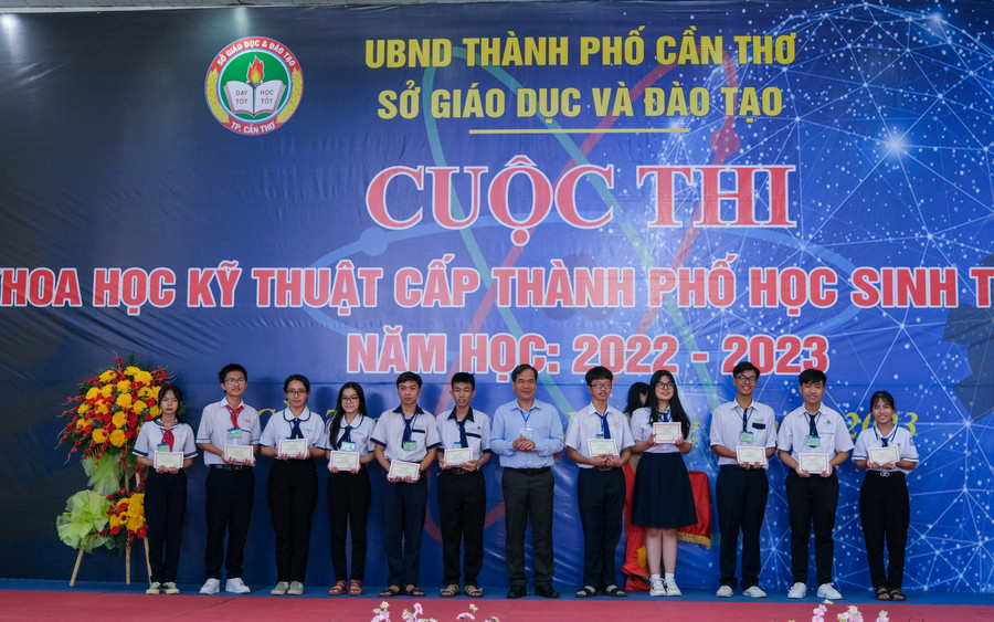 Lãnh đạo Sở trao giải nhất Cuộc thi khoa học kỹ thuật cấp thành phố năm học 2022-2023.