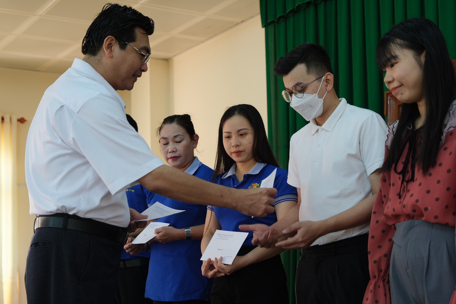 Ông Trần Thanh Bình, Giám đốc Sở GD&ĐT trao quà cho công đoàn viên. Ông Trần Thanh Bình, Giám đốc Sở GD&ĐT trao quà cho công đoàn viên.