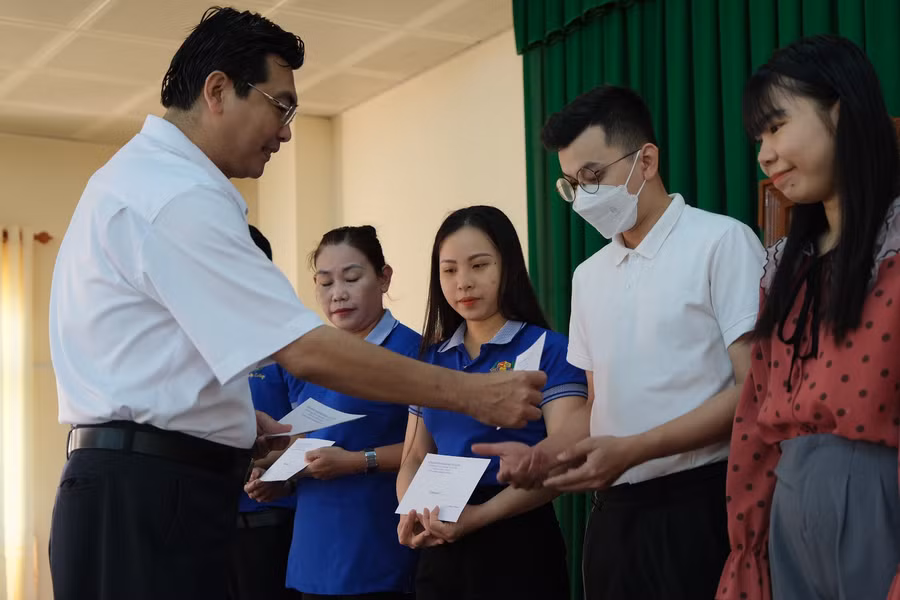 Ông Trần Thanh Bình, Giám đốc Sở GD&amp;ĐT trao quà cho công đoàn viên.