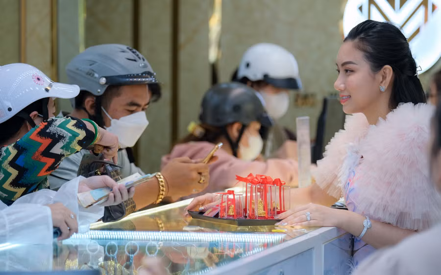 Người dân mua vàng lấy vía, cầu tài lộc đầu năm.