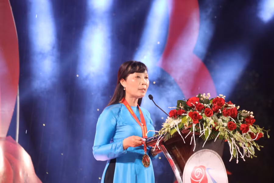 Bà Võ Thị Bình, Phó Chủ tịch UBND thành phố Sa Đéc (tỉnh Đồng Tháp) phát biểu khai mạc Lễ hội hoa Xuân 2023.