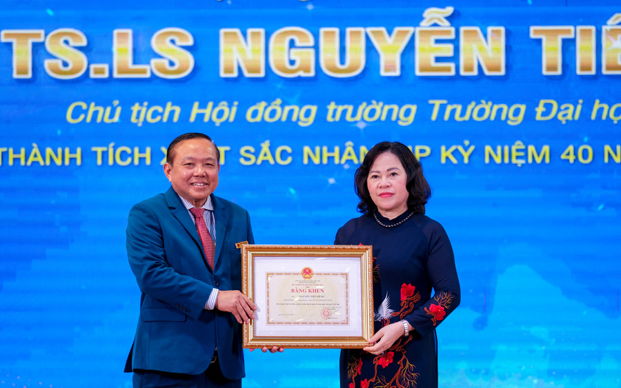 Lãnh đạo Bộ GD&amp;ĐT trao Bằng khen của Bộ truởng cho tập thể cá nhân Trường Đại học Nam Cần Thơ.