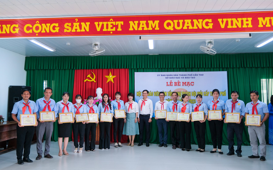 Ban tổ chức trao giải thưởng tại hội thi. Ban tổ chức trao giải thưởng tại hội thi.