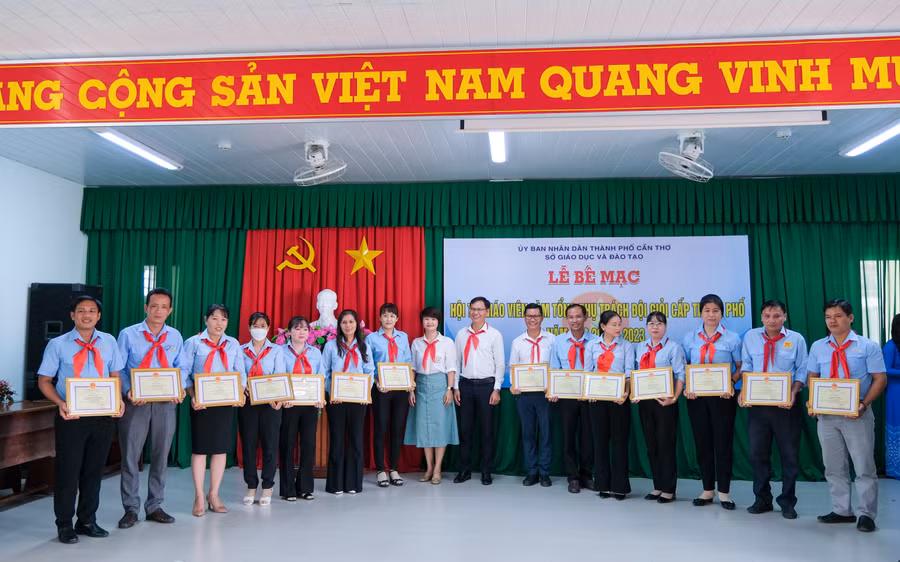 Ban tổ chức trao giải thưởng tại hội thi.