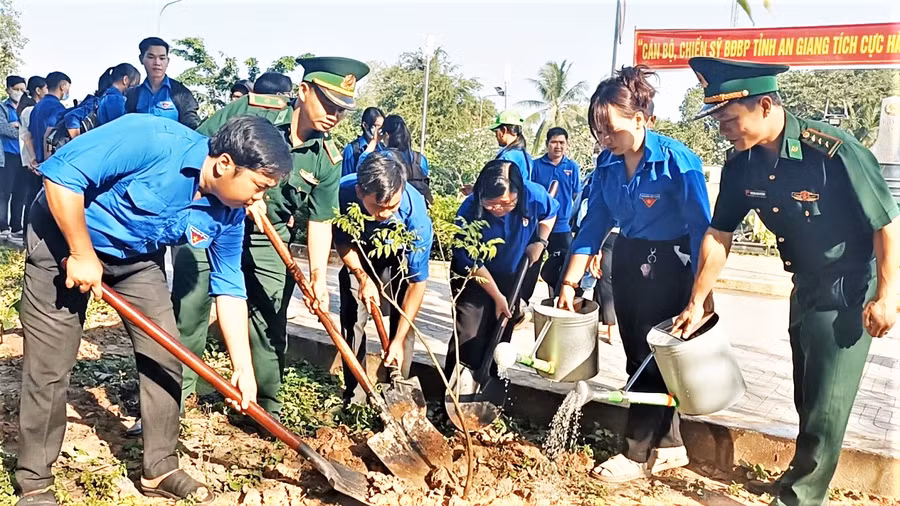 Bộ đội và đoàn viên, thanh niên cùng tham gia trồng cây.