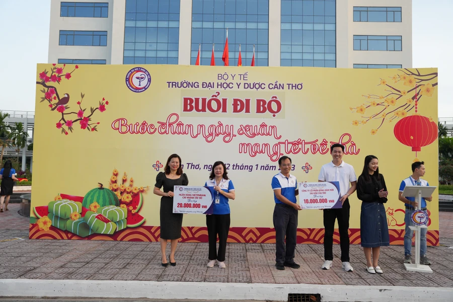 Đại diện lãnh đạo Trường Đại học Y Dược Cần Thơ nhận tượng trưng hỗ trợ.