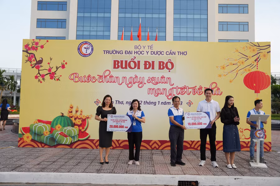 Đại diện lãnh đạo Trường Đại học Y Dược Cần Thơ nhận tượng trưng hỗ trợ.