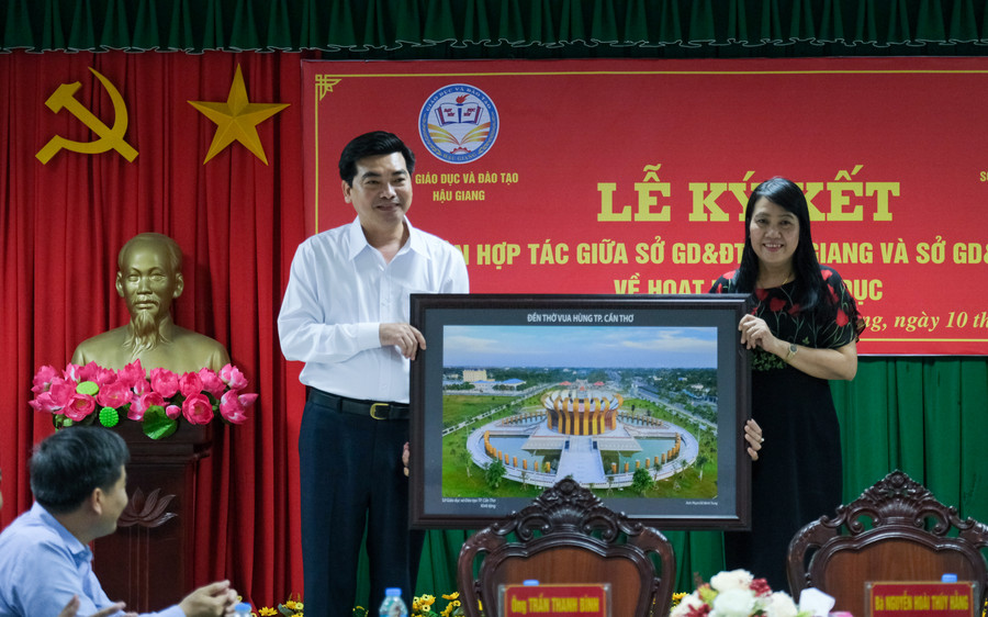 Hai đơn vị trao quà và chụp ảnh lưu niệm. Hai đơn vị trao quà và chụp ảnh lưu niệm.