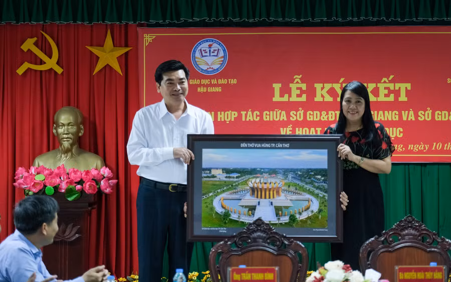 Hai đơn vị trao quà và chụp ảnh lưu niệm.