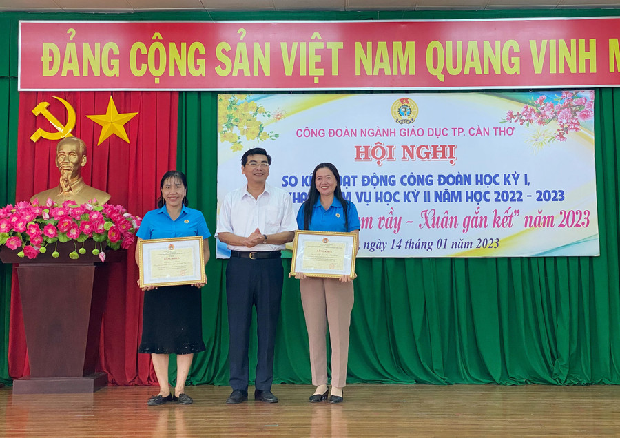 Lãnh đạo Sở trao bằng khen của Công đoàn ngành GD Việt Nam cho công đoàn viên. Lãnh đạo Sở trao bằng khen của Công đoàn ngành GD Việt Nam cho công đoàn viên.