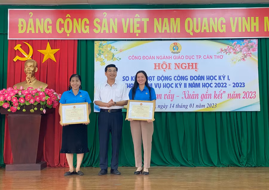 Lãnh đạo Sở trao bằng khen của Công đoàn ngành GD Việt Nam cho công đoàn viên.