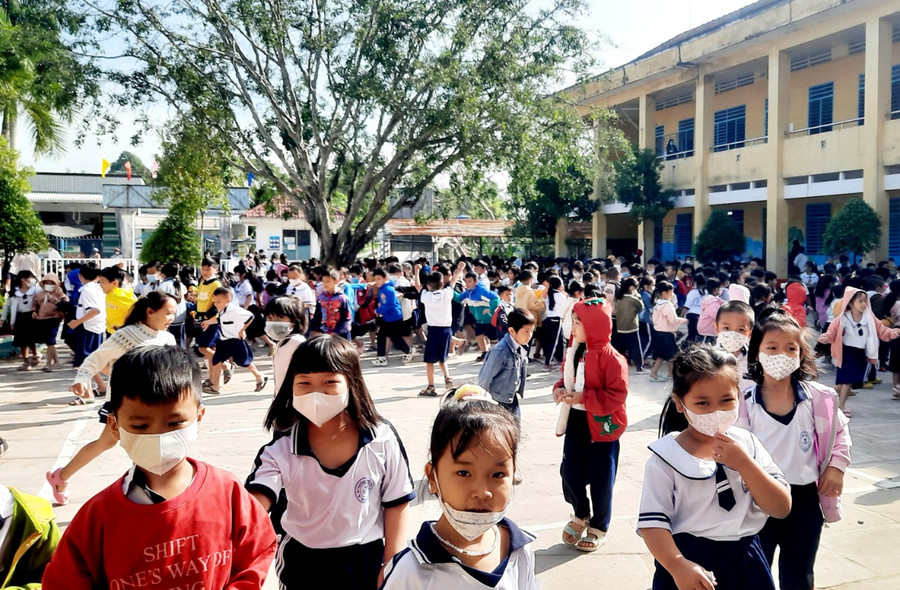 Học sinh nô nức đến trường sau Tết Nguyên đán. Học sinh nô nức đến trường sau Tết Nguyên đán.